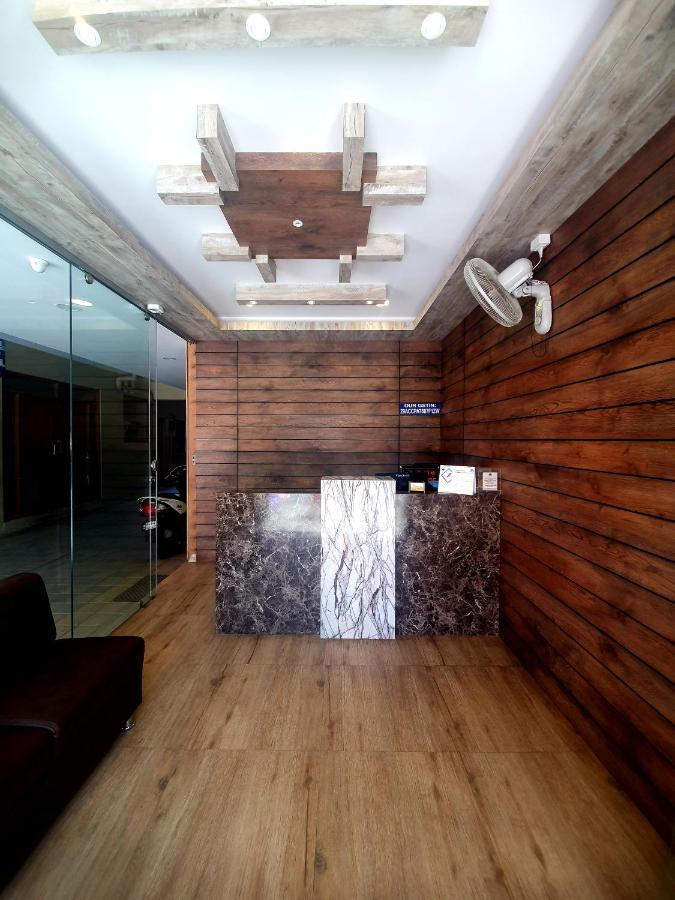 Veekay Residency Hotel Бангалор Екстериор снимка