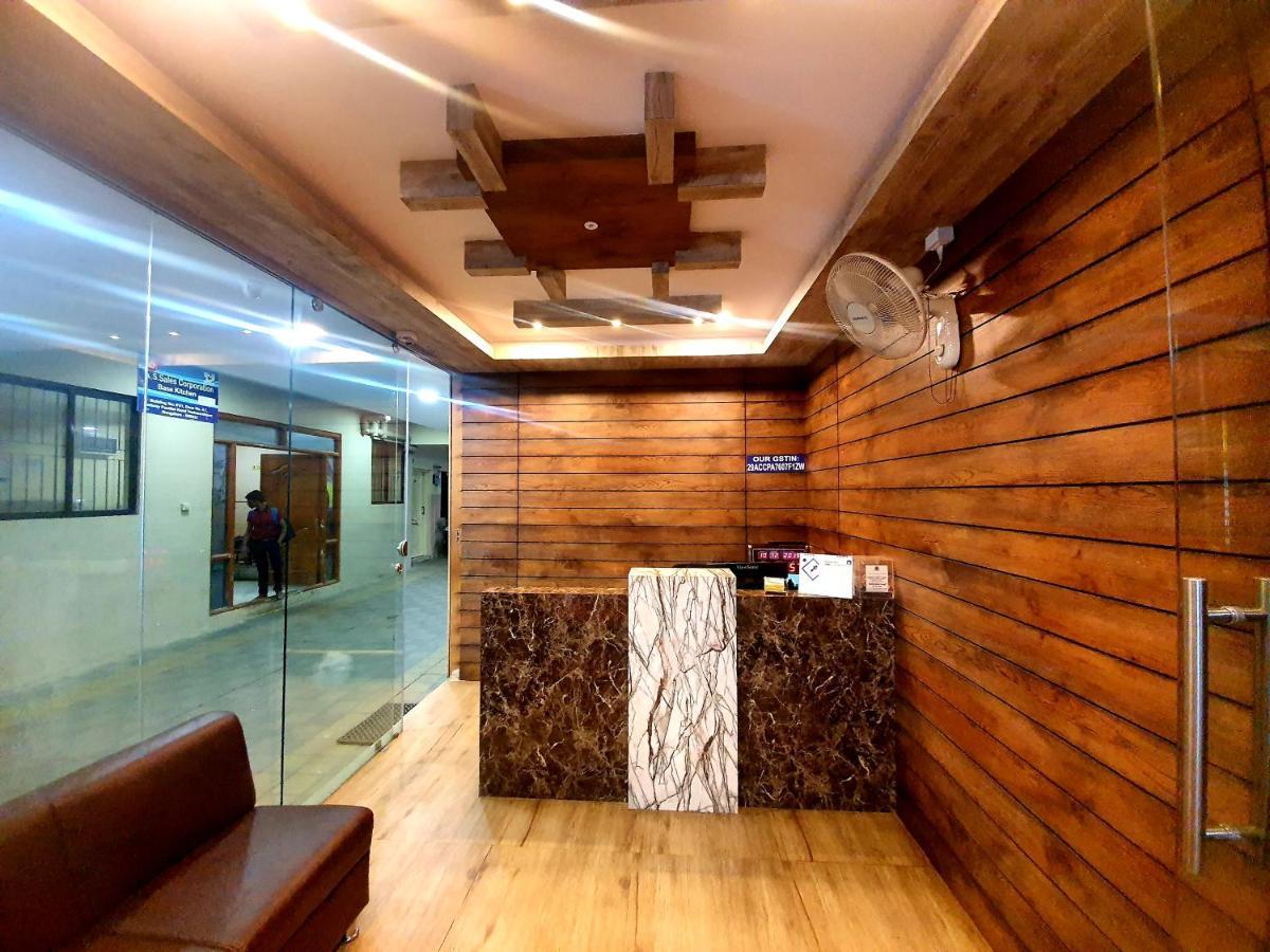 Veekay Residency Hotel Бангалор Екстериор снимка