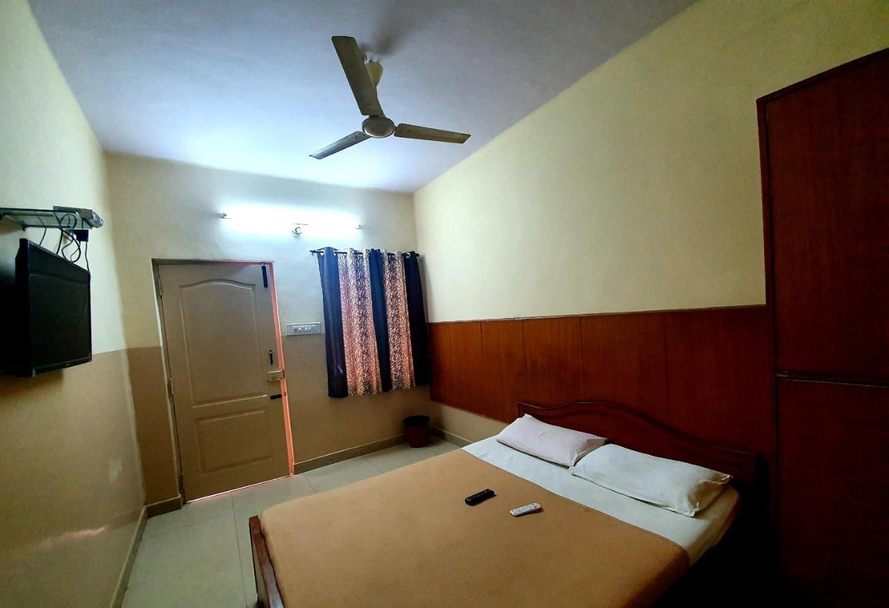 Veekay Residency Hotel Бангалор Екстериор снимка